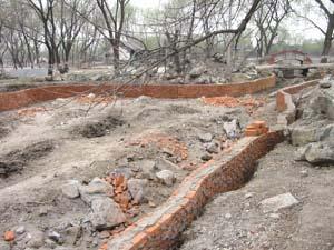 2004年圆明园在建的人工砖墙硬化堤岸.jpeg 2004年圆明园在建的人工砖墙硬化堤岸.jpeg