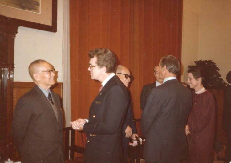 1.钱先生会见塔维新托克侯爵(Marquess of Tavistock),1985年.jpg