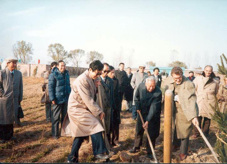 5.他们一块儿搞了个植树仪式.jpg