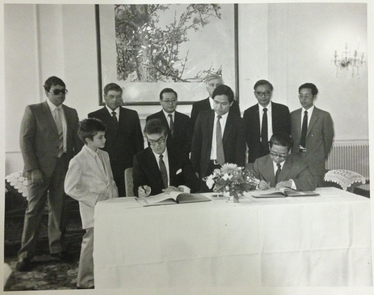 12. 1985年7月17日,乌邦寺公爵与时任中国驻英国大使在伦敦正式签署了麋鹿的回归协议.jpg